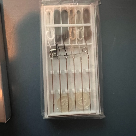 NEW RITZ CARLTON SEWING KIT- - Picture 4 of 4